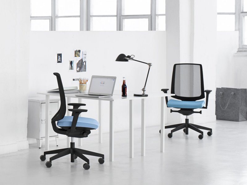 Ergonomická židle LightUp s černými plasty a síťovaným opěrákem