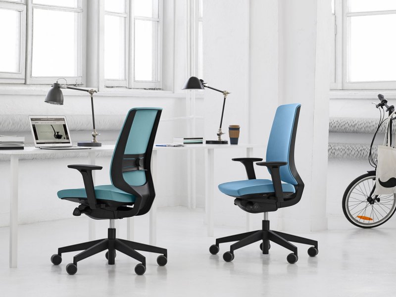 Ergonomická židle LightUp s černými plasty a čalouněným opěrákem