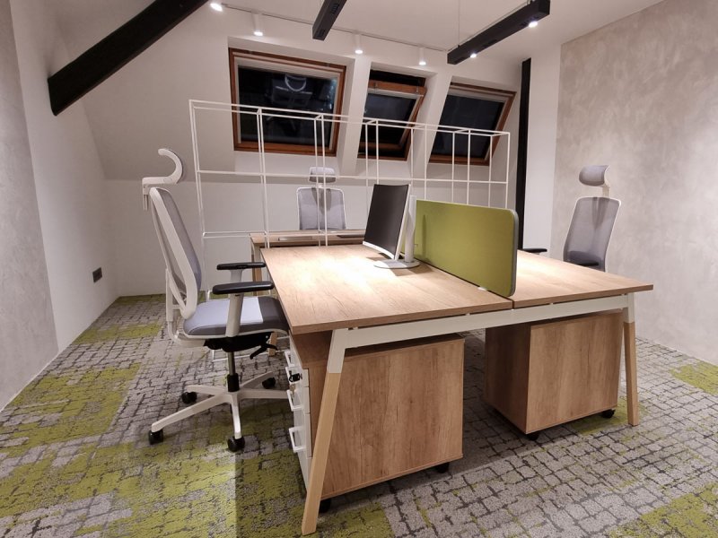 Kancelářské stoly a ergonomické židle pro 3 osoby