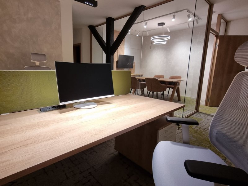 Kancelářské stoly a ergonomické židle pro 3 osoby