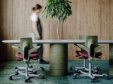 Zdravotní židle HAG Capisco Puls 8020 mechová s vínovým čalouněním