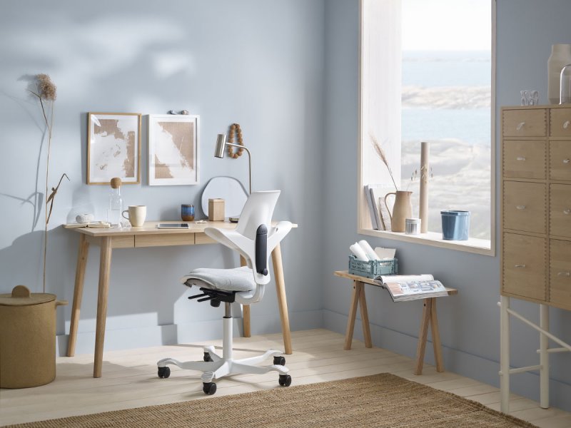 Ergonomická židle HAG Capisco Puls v bílé barvě ve vzdušném domácí pracovně
