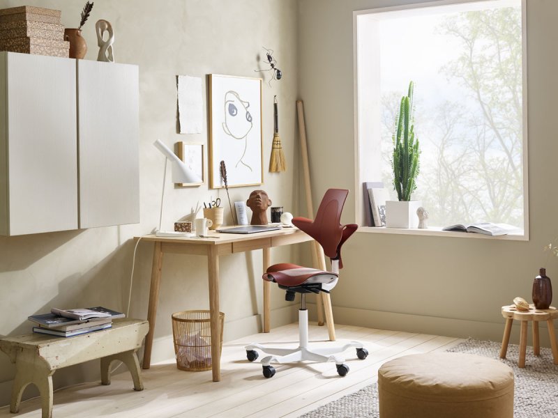 Kaštanově hnědá ergonomická židle HAG Capisco Puls v domácí pracovně