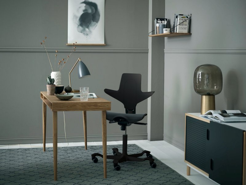 Ergonomická židle HAG Capisco Puls v černé barvě v elegantní domácí pracovně
