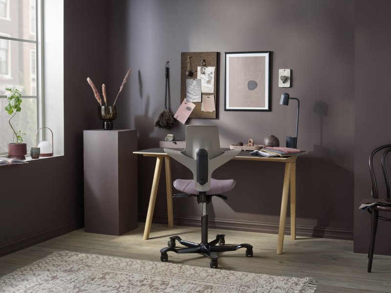 Ergonomická židle HAG Capisco Puls v jílové barvě v elegantní domácí pracovně