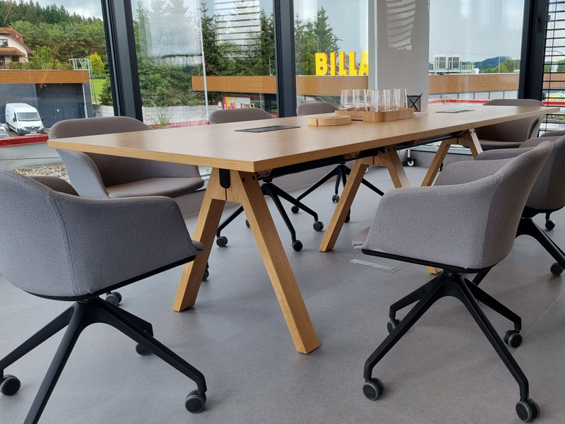 Dřevěný designový jednací stůl pro 8 osob Nepomuk