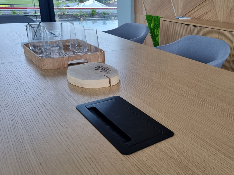 Dřevěný designový jednací stůl pro 8 osob Nepomuk