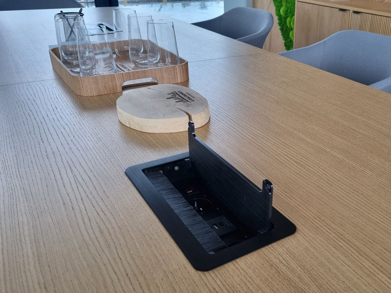 Dřevěný designový jednací stůl pro 8 osob Nepomuk