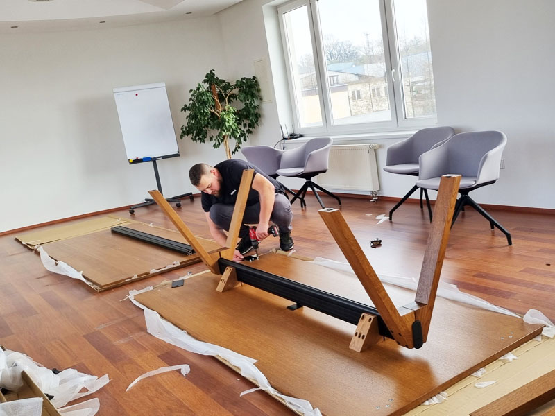 Dřevěný designový konferenční stůl pro 12 osob Tábor