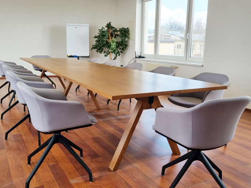 Dřevěný designový konferenční stůl pro 12 osob Tábor