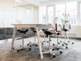 Designová ergonomická židle HAG Capisco Puls 8010 bílá v jednací místnosti