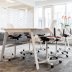 Designová ergonomická židle HAG Capisco Puls 8010 bílá v jednací místnosti