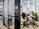 Ergonomická zdravotní židle HAG Capisco Puls 8020 s kruhem v jednací místnosti