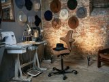 Designová kožená židle HAG Capisco 8106 v kloboučnické dílně